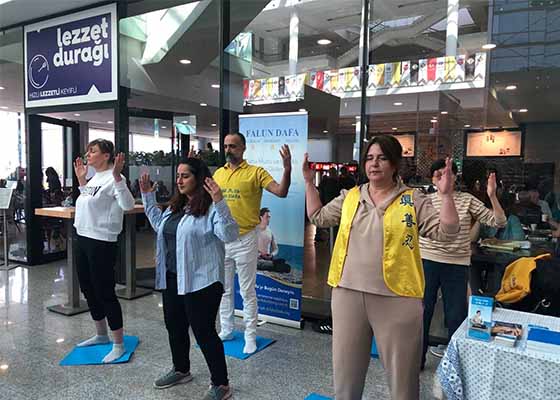 Image for article Turquie : Les gens apprennent les exercices de Falun Dafa lors du Salon du livre dans deux villes turques