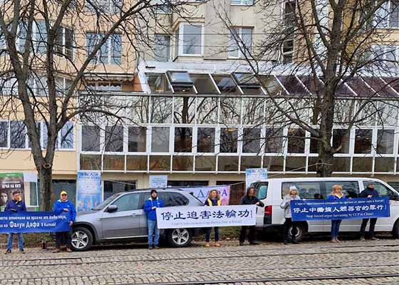 Image for article Bulgarie : Activités pour condamner la persécution du Falun Dafa pour la Journée internationale des droits de l’homme
