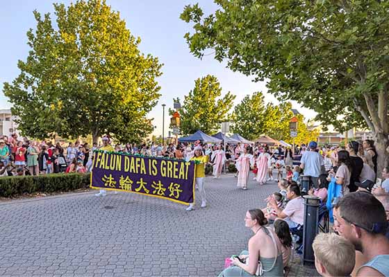 Image for article Australie : Des pratiquants de Falun Dafa remportent la première place dans la catégorie « Groupe à pied » du défilé de Noël de la ville de Bunbury