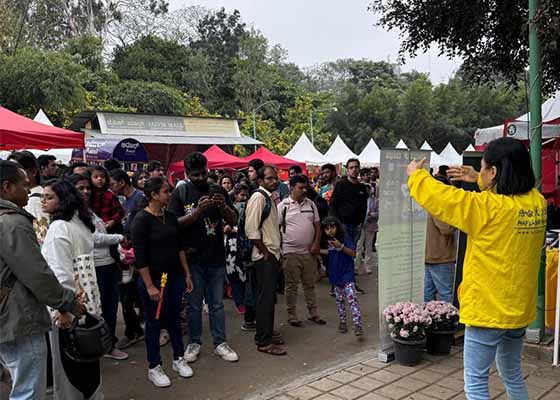 Image for article Bangalore, Inde : Les gens font l’éloge des enseignements moraux du Falun Dafa lors de l’exposition florale