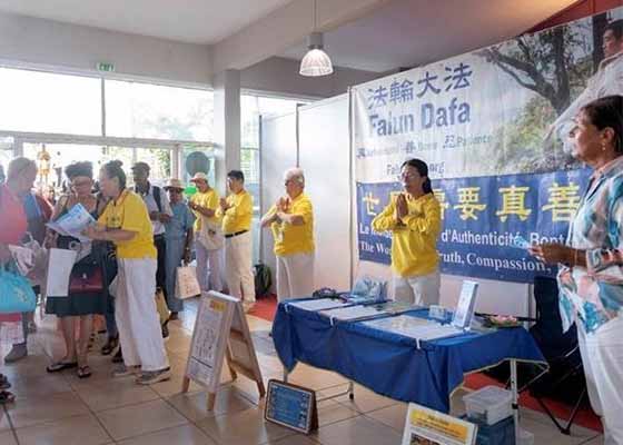 Image for article Île de La Réunion, France : Le Falun Dafa attire l’attention lors d’un Salon des seniors