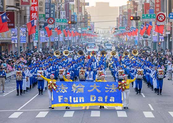 Image for article Taïwan : Les spectateurs émus par la grande finale du Tian Guo Marching Band au festival international des fanfares de Chiayi