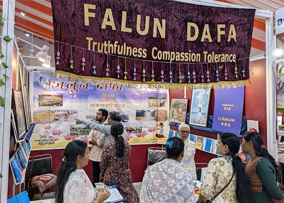 Image for article Inde : Des visiteurs font l’expérience de la paix et de l’énergie positive du Falun Dafa au Festival du livre de Pune