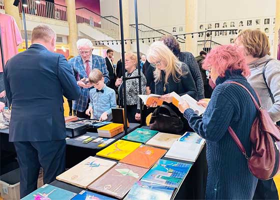 Image for article Łódź, Pologne : De nombreux spectateurs achètent le <I>Zhuan Falun</I> lors de représentations de Shen Yun à guichets fermés