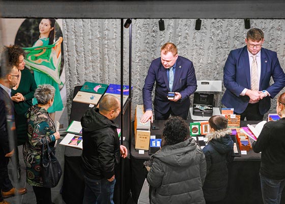 Image for article Le <i>Zhuan Falun</i> très recherché lors des représentations de Shen Yun à guichets fermés en Pologne