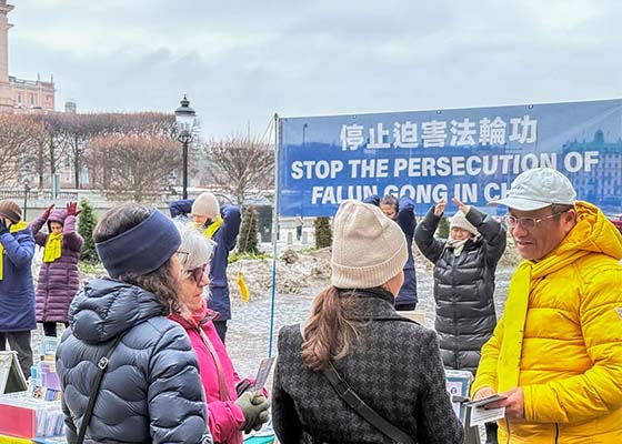 Image for article Des pratiquants suédois sensibilisent le public à la persécution au cours de la nouvelle année