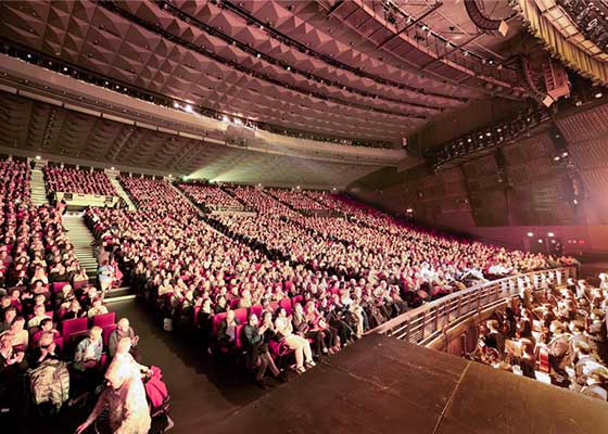 Image for article Les spectateurs européens et américains apprécient Shen Yun : « Le spectacle réchauffe le cœur du public »