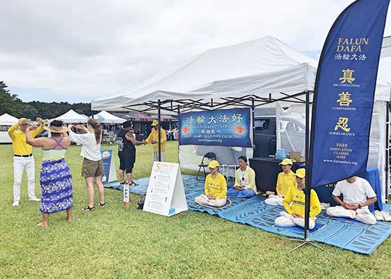 Image for article Nouvelle-Zélande : Le public découvre le Falun Dafa lors d’un festival populaire