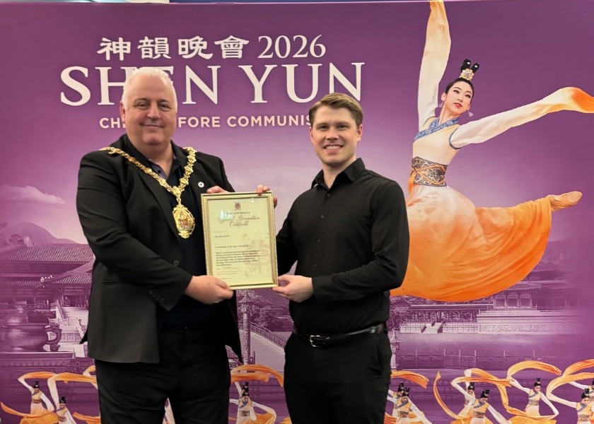 Image for article Le maire de Stoke-on-Trent remet un certificat de reconnaissance à Shen Yun Performing Arts