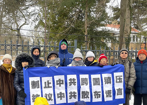 Image for article Danemark : Des pratiquants de Falun Dafa protestent contre les attaques de l’ambassade de Chine à l’encontre de Shen Yun Performing Arts