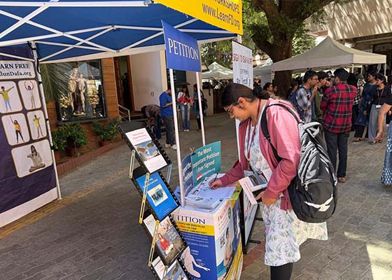Image for article Des étudiants en Inde découvrent la persécution du Falun Dafa en Chine