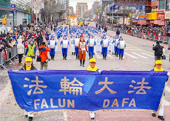 Image for article Flushing, New York : Le Falun Dafa salué lors du défilé du Nouvel An chinois