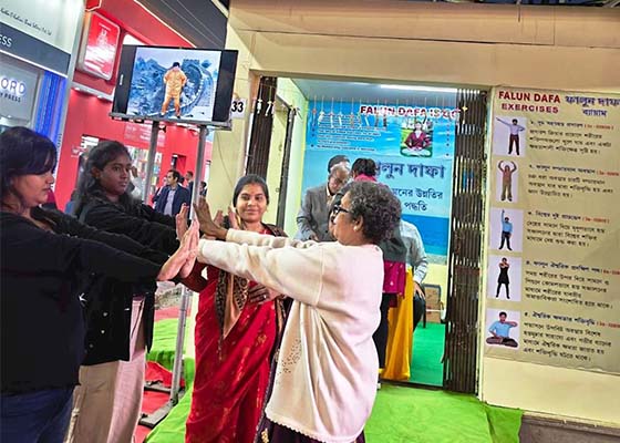 Image for article Inde : Découverte du Falun Dafa lors du 49<SUP>e</SUP> Salon international du livre à Kolkata