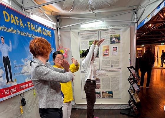 Image for article Présentation du Falun Dafa lors d’un salon consacré à la santé à Fürth, en Allemagne