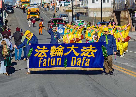 Image for article Port Jervis, New York : Les spectateurs apprécient la participation des pratiquants de Falun Dafa au défilé de la Saint-Patrick