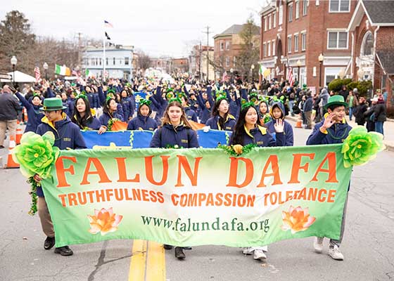 Image for article Les pratiquants participent au défilé de la Saint-Patrick dans le nord de l’État de New York