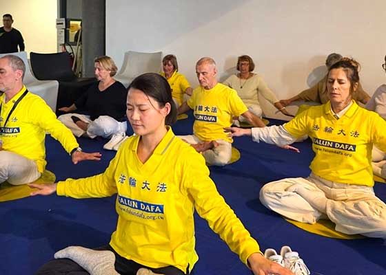 Image for article Les principes du Falun Dafa résonnent au Salon du Bien-être dans le sud de la France