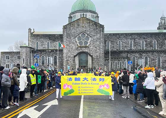 Image for article Irlande : Lors du défilé de la Saint-Patrick à Galway, les gens apprécient les principes guidant le Falun Dafa