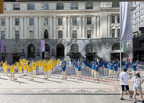 Image for article Nouvelle-Zélande : Présentation du Falun Dafa à Commercial Bay, à Auckland