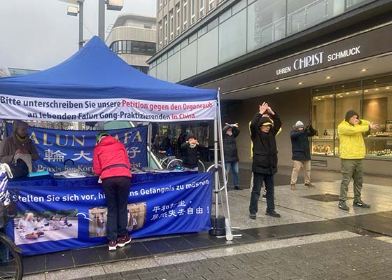 Image for article Des habitants manifestent leur soutien au Falun Dafa lors d’une activité à Bochum, en Allemagne
