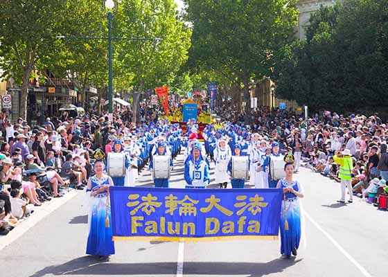 Image for article Australie : Le principe directeur du Falun Dafa salué lors du défilé de Pâques à Bendigo