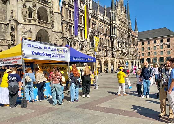 Image for article Allemagne : Activité organisée à Munich pour présenter le Falun Dafa et exposer la persécution en Chine