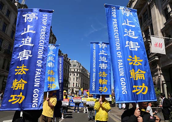 Image for article Londres, Royaume-Uni : Un défilé marque le 27<sup>e</SUP> anniversaire de l'Appel pacifique à Pékin