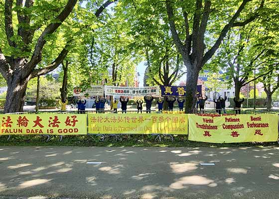 Image for article Des pratiquants belges commémorent l’Appel du 25 avril devant l’ambassade de Chine