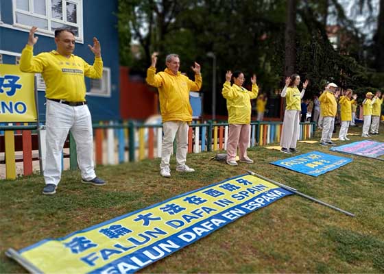 Image for article Espagne : Des pratiquants se sont rassemblés près de l’ambassade de Chine à Madrid pour commémorer l’Appel du 25 avril