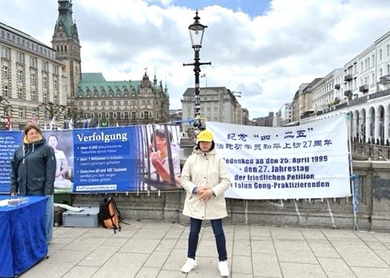 Image for article Hambourg, Allemagne : Les gens apprécient le principe du Falun Dafa lors d’une activité commémorant l’Appel du 25 avril