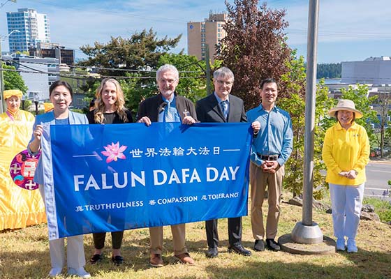 Image for article Canada : Le drapeau de la Journée mondiale du Falun Dafa hissé à Nanaimo pour la quatrième année consécutive