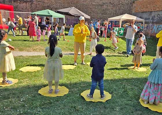 Image for article Des enfants découvrent le Falun Dafa lors de la « Familienfest » à Graz, Autriche