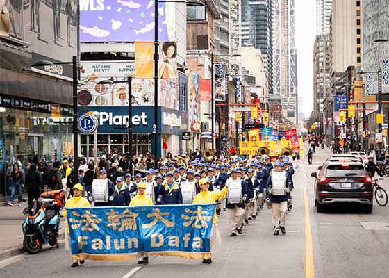 Image for article Le défilé à Toronto célèbre la journée mondiale du Falun Dafa