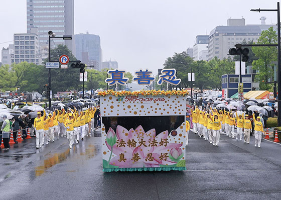 Image for article Japon : les gens apprennent le Falun Dafa pendant la Fête des fleurs d’Hiroshima