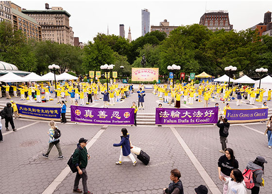 Image for article New York célèbre la Journée mondiale du Falun Dafa, les passants ont pu ressentir cette énergie harmonieuse