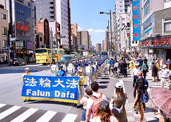 Image for article Japon : Des touristes saluent le principe du Falun Dafa lors des célébrations de la Journée mondiale du Falun Dafa à Tokyo