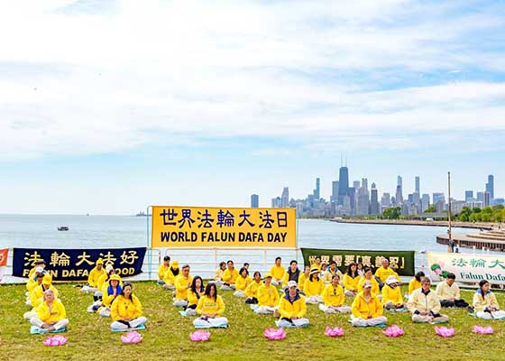 Image for article Chicago : Authenticité-Bienveillance-Tolérance résonne chez les passants lors de la célébration de la Journée du Falun Dafa