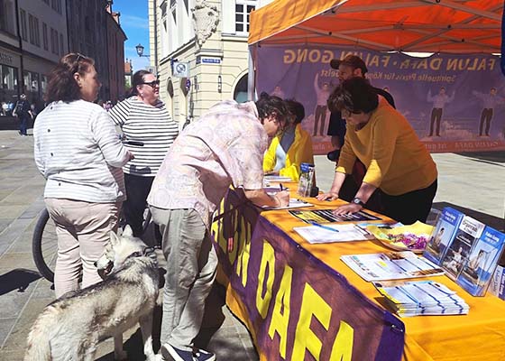 Image for article Allemagne : Des habitants de Ratisbonne signent une pétition pour soutenir la fin de la persécution du Falun Gong