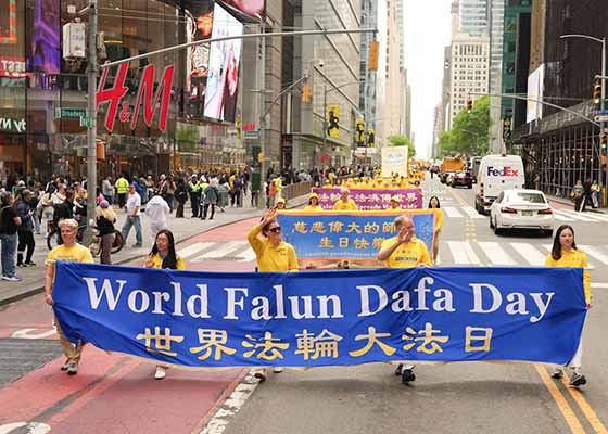 Image for article Manhattan, New York : Le public salue le grand défilé et le principe Authenticité-Bienveillance-Tolérance du Falun Dafa