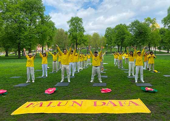 Image for article Une ambiance paisible à Boston pour la Journée mondiale du Falun Dafa
