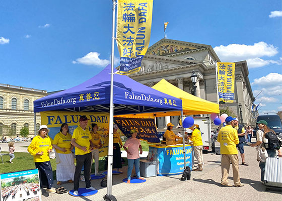 Image for article Allemagne : Le public impressionné par l’activité organisée à Munich à l’occasion de la Journée mondiale du Falun Dafa