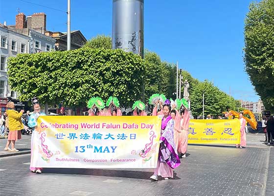 Image for article Un rassemblement et un défilé en Irlande pour célébrer la Journée mondiale du Falun Dafa