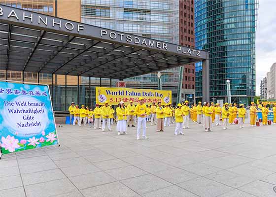 Image for article Des étudiants chinois découvrent le Falun Gong lors de la célébration de la Journée mondiale du Falun Dafa à Berlin