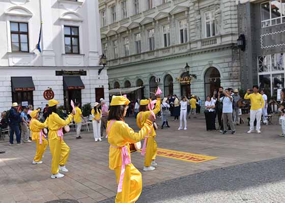 Image for article Bratislava, Slovaquie : Les pratiquants célèbrent la Journée mondiale du Falun Dafa