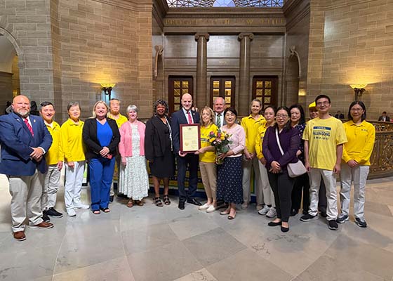 Image for article Missouri, États-Unis : Les pratiquants de Falun Dafa célèbrent la Journée mondiale du Falun Dafa au Capitole de l’État
