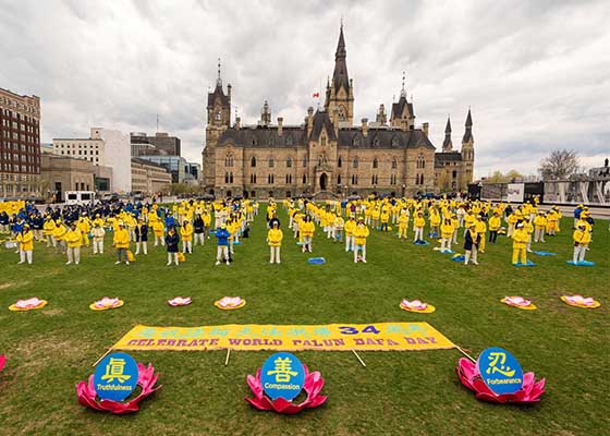 Image for article Les gens découvrent le Falun Dafa lors d’un rassemblement organisé sur la Colline du Parlement canadien pour célébrer la Journée mondiale du Falun Dafa