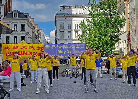 Image for article Belgique : Les participants découvrent la force sereine du principe Authenticité-Bienveillance-Tolérance lors des célébrations de la Journée mondiale du Falun Dafa