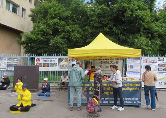 Image for article Des Parisiens : « Arrêtez la persécution du Falun Dafa et restaurez la liberté des gens »