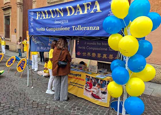 Image for article Italie : Célébration de la Journée mondiale du Falun Dafa sur la Piazza della Pioggia à Bologne