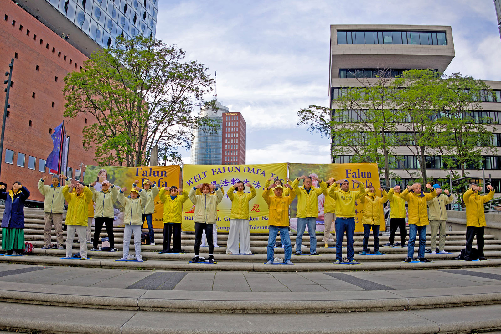 Image for article Les pratiquants partagent les changements positifs dans leur vie à l’occasion de la Journée mondiale du Falun Dafa à Hambourg
